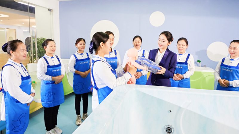 金牌月嫂的价格通常由以下几个因素构成：