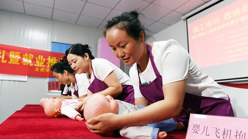 新生儿育儿嫂的一天：科学安排，呵护成长