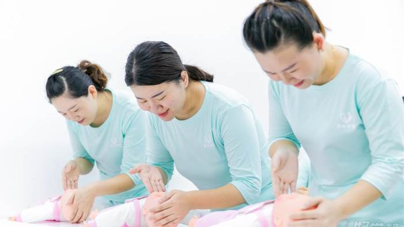 母婴护理师的职业道德规范：如何守护宝宝的健康**