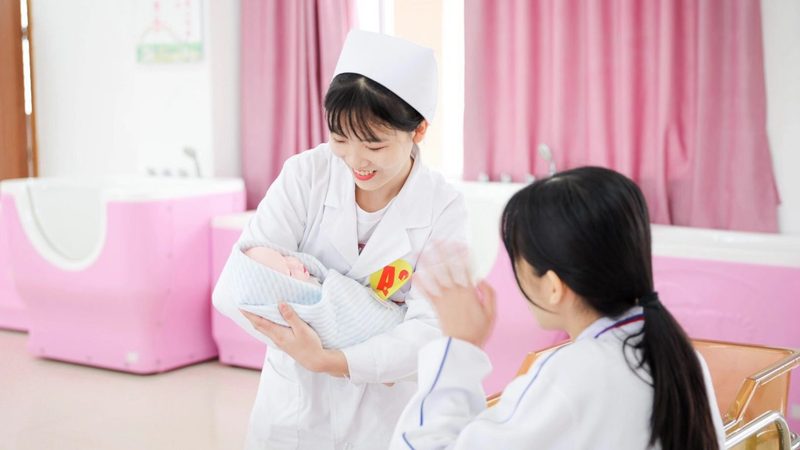 月嫂24小时陪护：揭秘其优缺点，新手妈妈必看